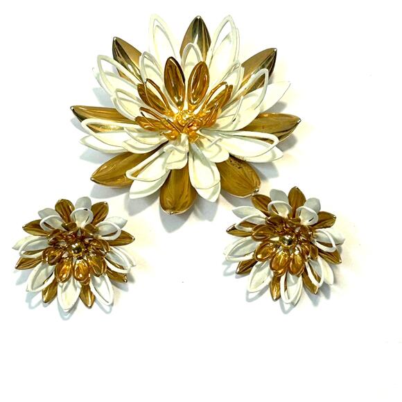 Sarah Coventry Jewelry - Vintage 1960's Sarah Coventry Waterlily Brooch and Earring Set